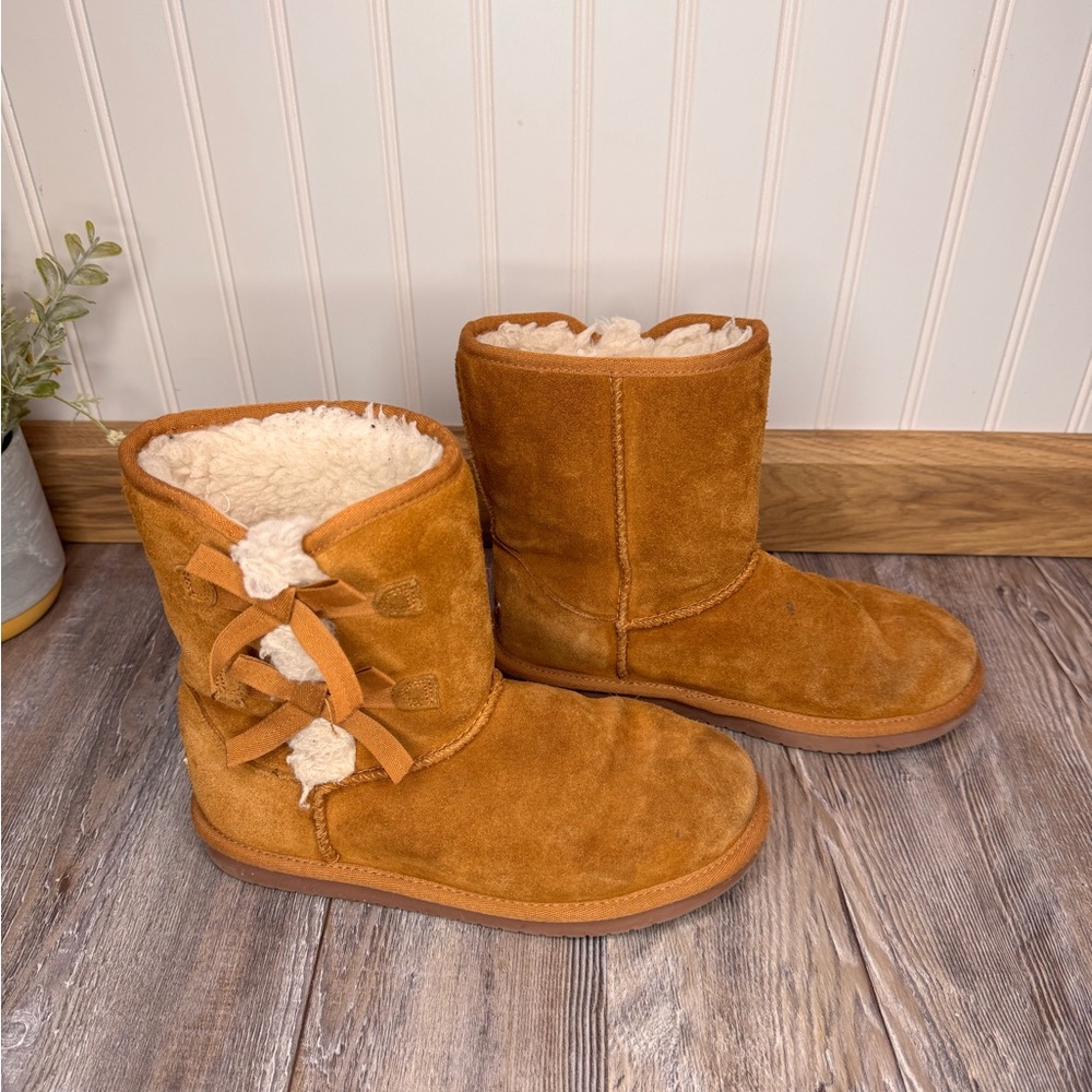 Koolaburra by Ugg Victoria Short Fur Boots Suede Bow Accents Mens 5 Womens 6